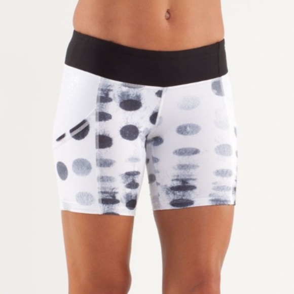 Lululemon Run: Dart and Dash Short | Size 6 | Seaside Dot White/Black - Picture 2 of 7
